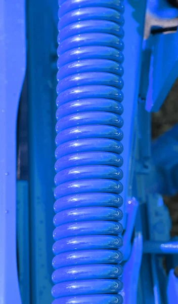 Голубая пружина промышленного тяжелого транспортного средства — стоковое фото