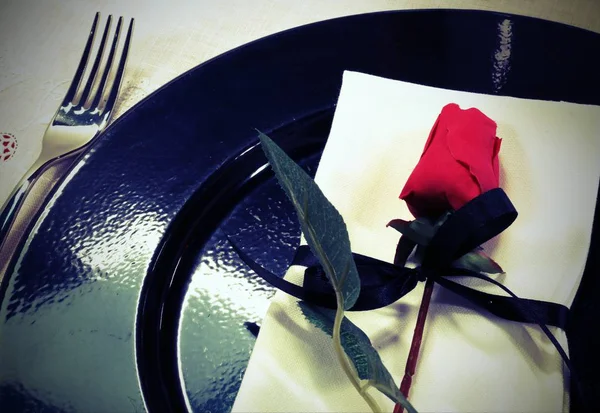 Элегантный стол с розой на черной тарелке — стоковое фото