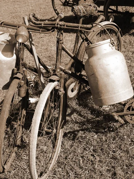 Велосипеды для транспортировки молока в корзине из алюминия — стоковое фото