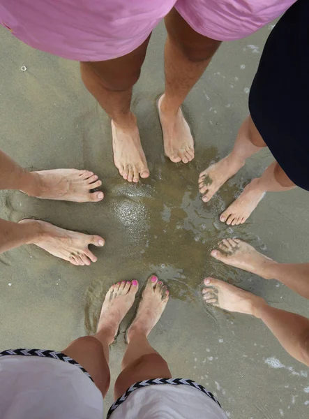 Barefeet of a family bathed on the shore — Stock Photo, Image