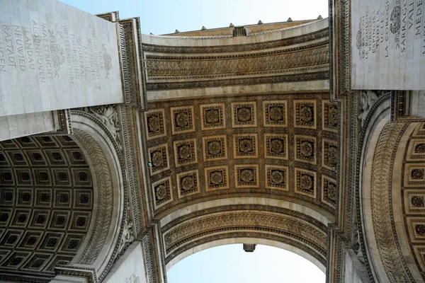 Spodní pohled na vítězný oblouk také nazývaný Arc de Triomphe v FRE — Stock fotografie