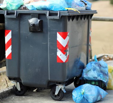 siyah çöp lük ve birçok çöp torbası