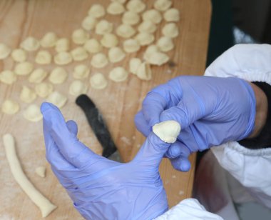 Taze sermaye hazırlıkları sırasında mavi eldivenli kadın şef.