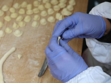 şefin elleri orecchiette tipik bir İtalyan yemeği yaparken