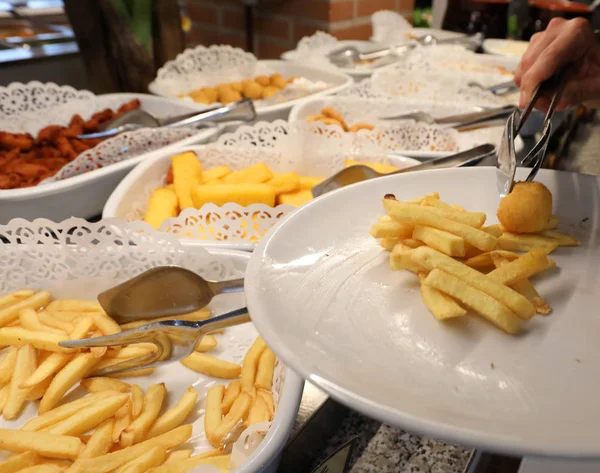 Страви французької картоплі в ресторані самообслуговування — стокове фото