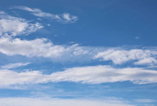 Många vita moln på blå himmel — Stockfoto