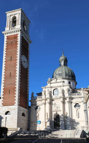 Kerk van Monte Berico in Vicenza en de klokkentoren — Stockfoto