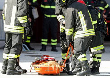 yaralı ve yaralıyı kurtaran itfaiye ekipleri ile sedye