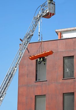 stretche ile yaralıların kurtarma sırasında itfaiyeci