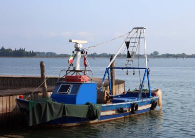 Mavi balıkçı teknesi Burano adasının limanında demirledi