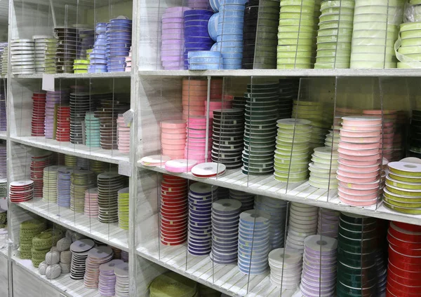 Estante lleno de cintas para la venta — Foto de Stock