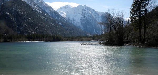 Jezioro alpejskie zwane Lago del Predil w języku włoskim w Northe — Zdjęcie stockowe