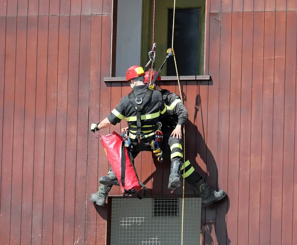 Rescue exercises by a firefighter and a person who simulates the — Stock Photo, Image