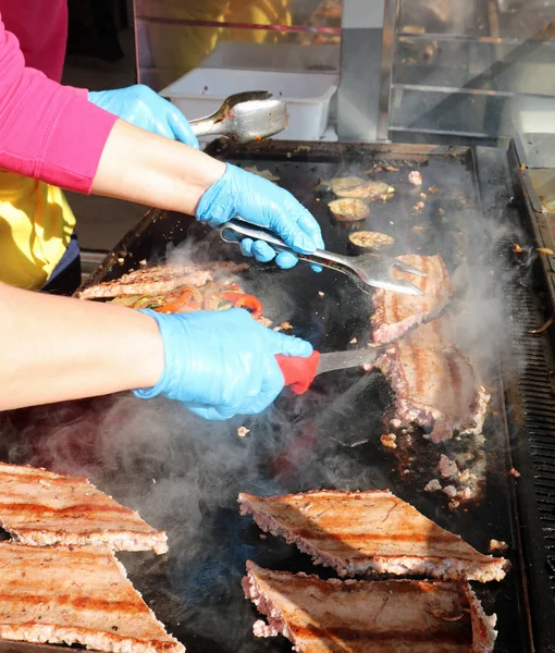 Muitos pedaços de carne grelhados durante um festival — Fotografia de Stock