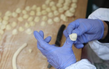 beceri kadın Orecchiette denilen İtalyan taze gıda yapar