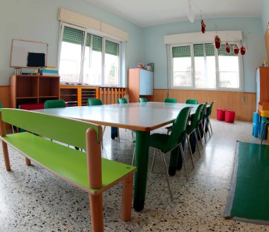 Yeşil sandalye ve küçük masa ile bir okul Sınıf