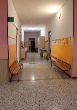 çocuksuz bir okul içinde uzun koridor