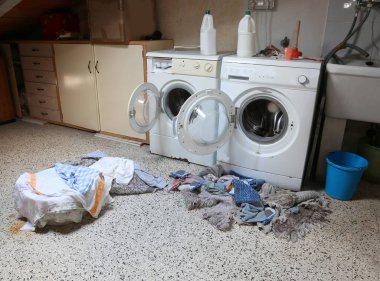 birçok kirli paçavra ile tavan arasında çamaşır makinesi