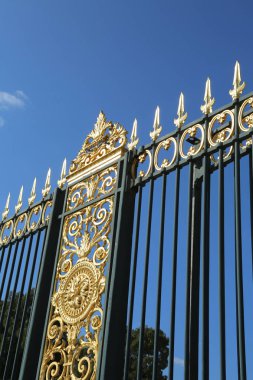 altın kapı ve arka planda mavi gökyüzü