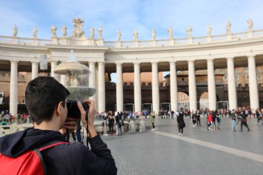 Vatikan 'daki Aziz Peter Meydanı' nda genç bir fotoğrafçı