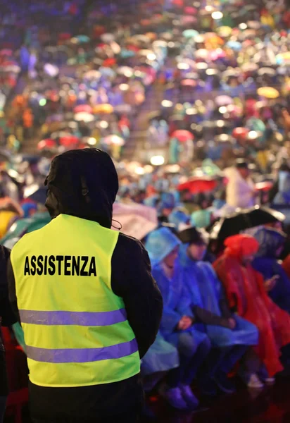 Menschen während eines Konzerts und ein Junge mit Jacke mit Textassistenten — Stockfoto