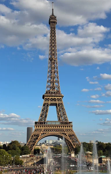Eiffelturm und blauer Himmel mit weißen Wolken — Stockfoto