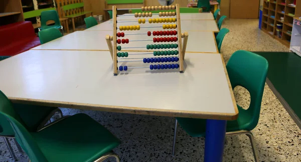 Interior de uma sala de aula com ábaco de madeira acima da mesa — Fotografia de Stock