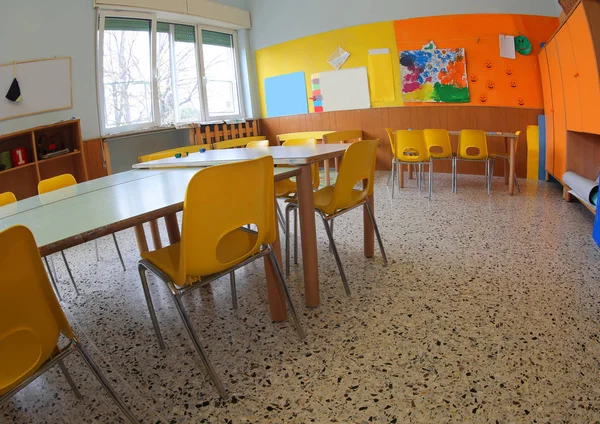 Dentro de uma sala de aula de jardim de infância com pequenas cadeiras amarelas — Fotografia de Stock