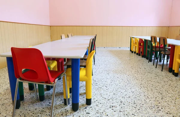 Krzesła i stoły retorium przedszkola — Zdjęcie stockowe