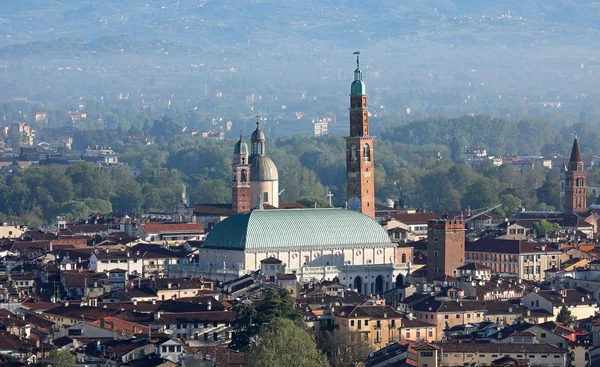 Basílica Palladiana es un antiguo monumento principal de la ciudad de Vicenza — Foto de Stock