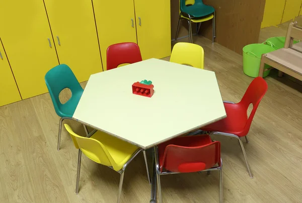 Niskie krzesła i sześciokątny stół klasy przedszkoli — Zdjęcie stockowe
