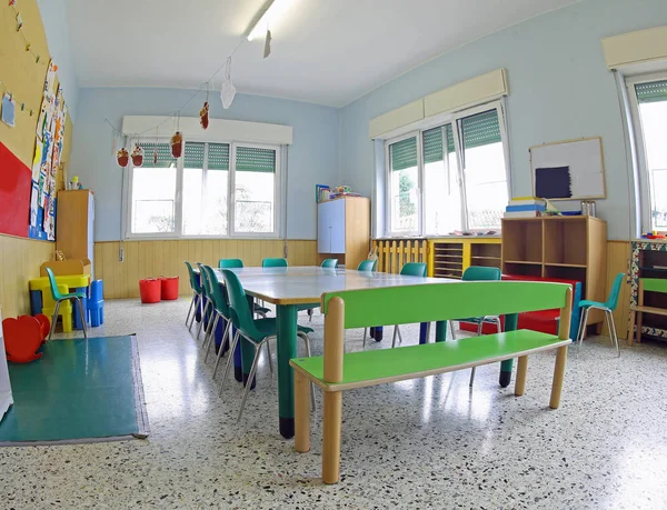 Pequeñas sillas y mesas verdes dentro de un aula de la escuela de la s —  Fotos de Stock