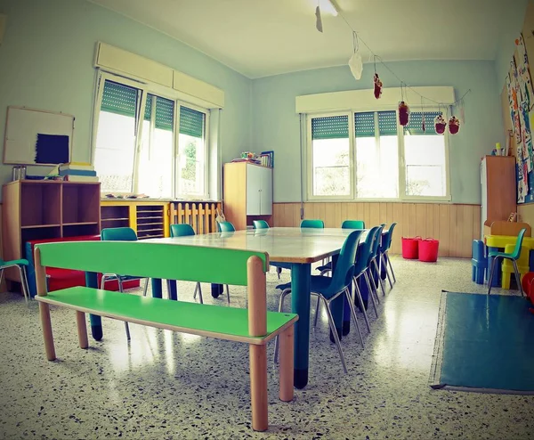 Sillas pequeñas y mesas bajas dentro de un aula escolar con vinta — Foto de Stock