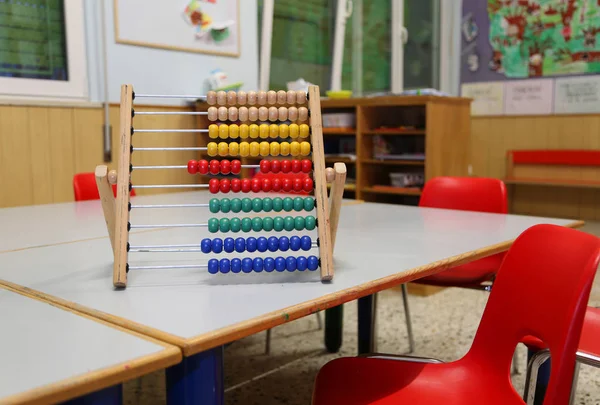 Ábaco de madeira em sala de aula para aprender o sistema numeral decimal — Fotografia de Stock