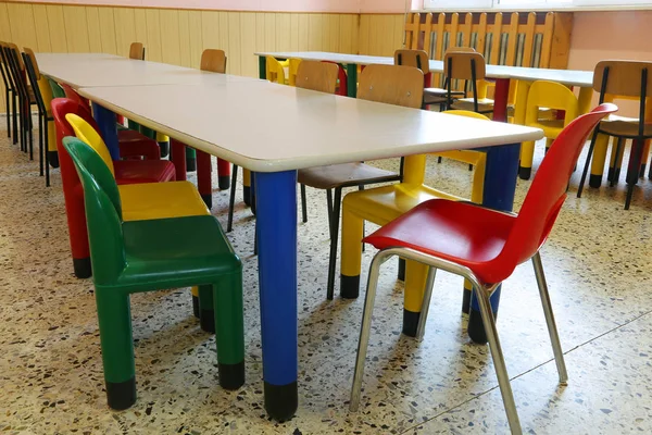 Refectory with small tables and colored chairs in the nursery sc — Stock Photo, Image