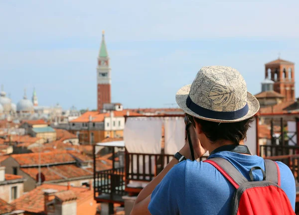 Boy photographs the bell tower of the Basilica of San Marco in V — Stock Photo, Image