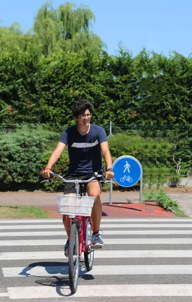 Junge mit Fahrrad während einer Fahrt durch die Stadt auf einem Fußgänger cr — Stockfoto