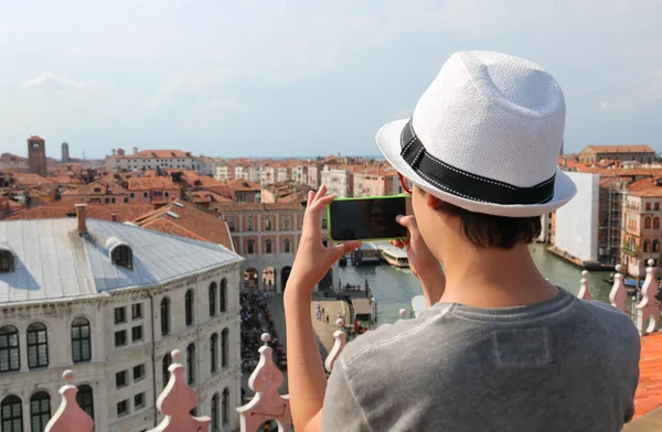 Menino com chapéu branco leva picutres com smartphone — Fotografia de Stock