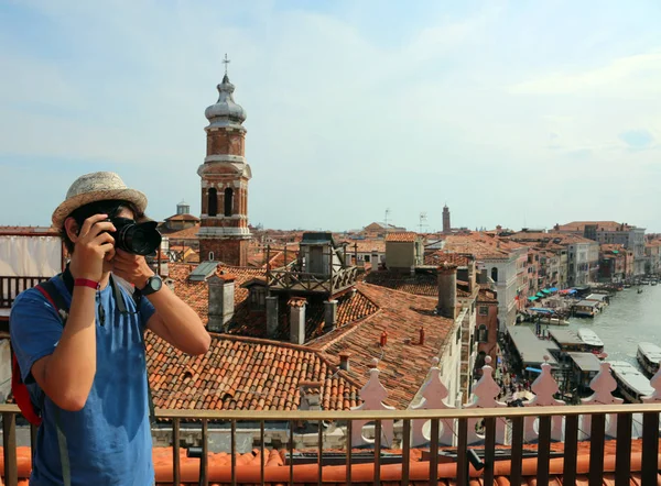 Menino fotografa o panorama de Veneza de cima — Fotografia de Stock