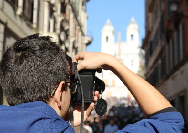 Jovem fotógrafo na Via dei Condotti em Roma Itália e o chu — Fotografia de Stock