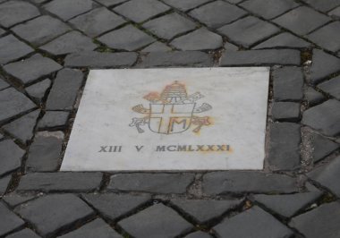 Papa John Pa uğradığı saldırı anısına anıt plaket