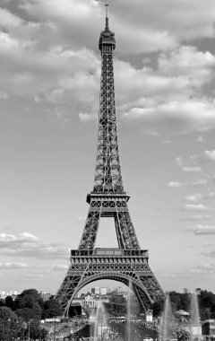 Paris'te siyah beyaz etkisi yle Eyfel Kulesi