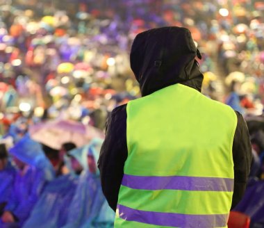 açık olay öncesi sarı yüksek görünürlük ceket ile çocuk