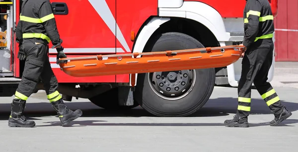 Two firefighters with stretcher — Stock Photo, Image