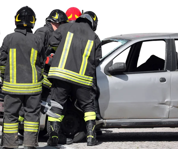 Zespół strażaków i zepsuty samochód — Zdjęcie stockowe