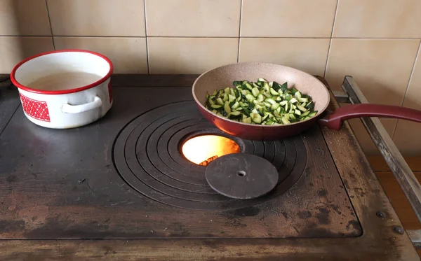 Zucchini are cooked over a stove in a mountain hut — Stock Photo, Image