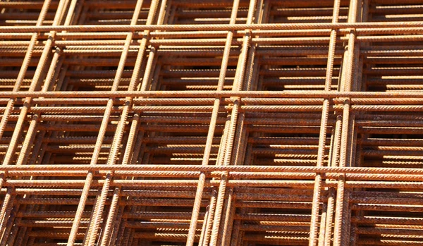 Monte de rede soldada arusty no local de construção — Fotografia de Stock