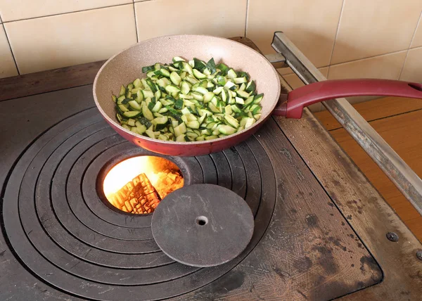 Zucchini in a pan are cooked over a wood-burning stove — Stock Photo, Image
