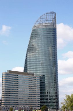 Paris, Fransa - 18 Ağustos 2018: La Defense'deki büyük gökdelenler
