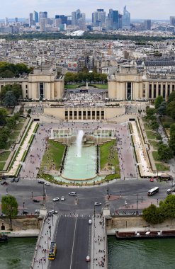 Parigi, Fransa - 21 Ağustos 2018: Fontaines de Chaillot ve Plac
